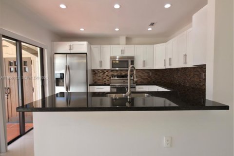 Touwnhouse à louer à Miami, Floride: 4 chambres, 165.37 m2 № 2029755 - photo 12