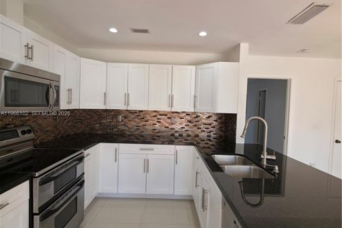 Touwnhouse à louer à Miami, Floride: 4 chambres, 165.37 m2 № 2029755 - photo 14