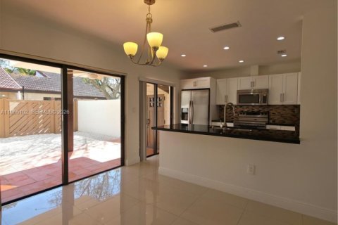 Touwnhouse à louer à Miami, Floride: 4 chambres, 165.37 m2 № 2029755 - photo 21