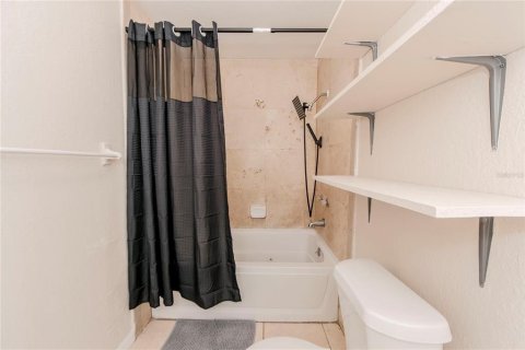 House in Maitland, Florida 6 bedrooms, 210.24 sq.m. № 1918868 - photo 6