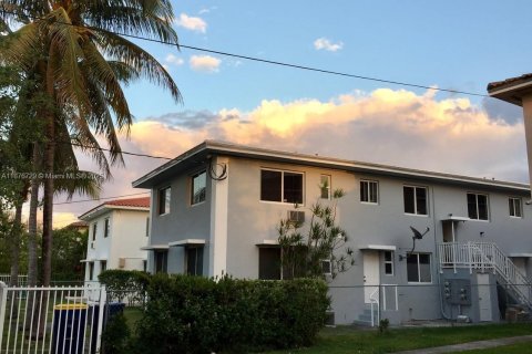 Villa ou maison à louer à Miami, Floride: 2 chambres, 306.48 m2 № 1923618 - photo 3