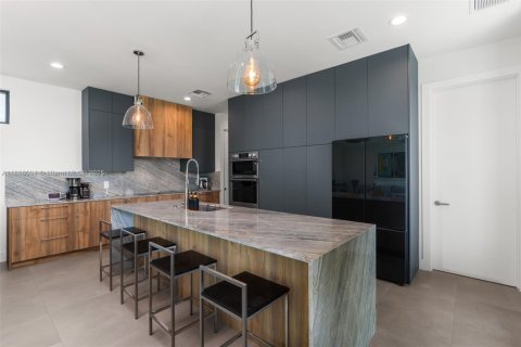 House in Wilton Manors, Florida 4 bedrooms, 205.41 sq.m. № 1942508 - photo 4