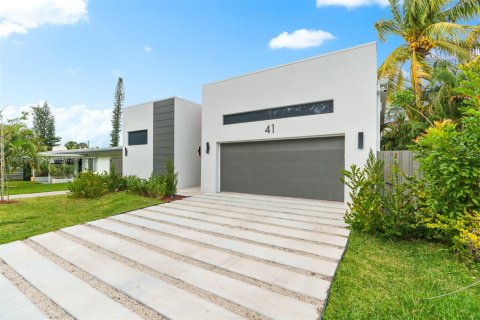 House in Wilton Manors, Florida 4 bedrooms, 205.41 sq.m. № 1942508 - photo 2