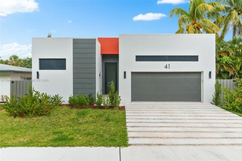 House in Wilton Manors, Florida 4 bedrooms, 205.41 sq.m. № 1942508 - photo 1