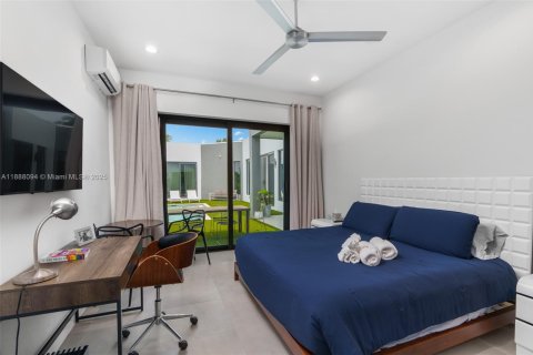 House in Wilton Manors, Florida 4 bedrooms, 205.41 sq.m. № 1942508 - photo 18