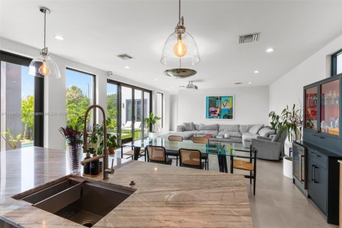 House in Wilton Manors, Florida 4 bedrooms, 205.41 sq.m. № 1942508 - photo 7