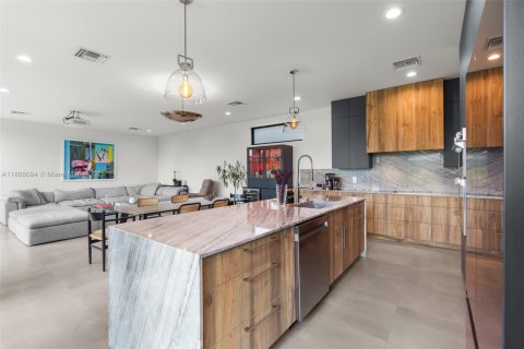 House in Wilton Manors, Florida 4 bedrooms, 205.41 sq.m. № 1942508 - photo 6