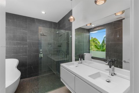 House in Wilton Manors, Florida 4 bedrooms, 205.41 sq.m. № 1942508 - photo 13