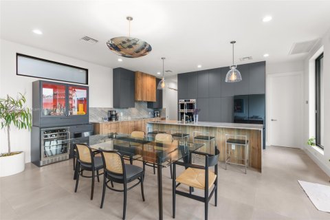 House in Wilton Manors, Florida 4 bedrooms, 205.41 sq.m. № 1942508 - photo 8