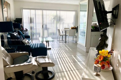 Condo in Miami, Florida, 1 bedroom  № 1854922 - photo 5
