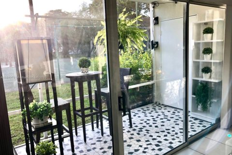 Condo in Miami, Florida, 1 bedroom  № 1854922 - photo 11