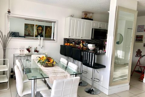 Condo in Miami, Florida, 1 bedroom  № 1854922 - photo 14