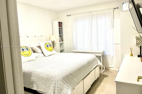 Condo in Miami, Florida, 1 bedroom  № 1854922 - photo 3
