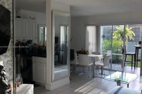 Condo in Miami, Florida, 1 bedroom  № 1854922 - photo 6