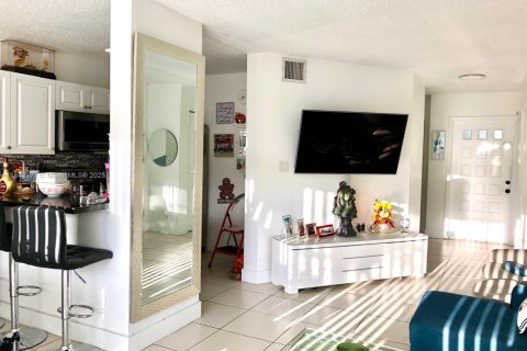Condo in Miami, Florida, 1 bedroom  № 1854922 - photo 7