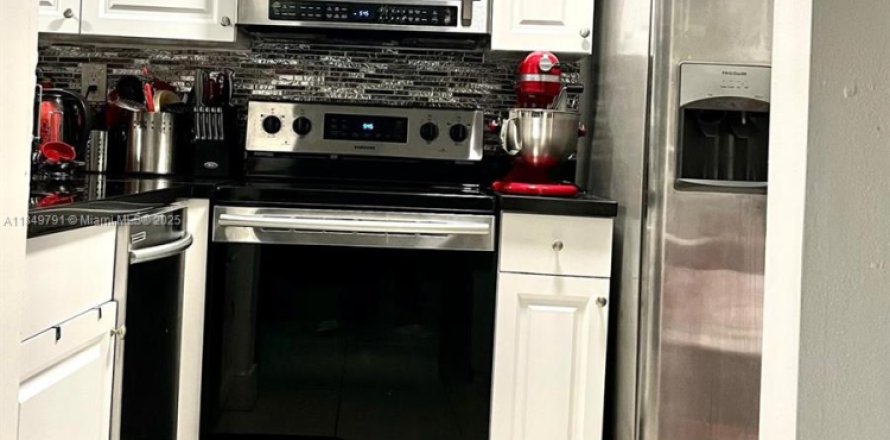 Condo in Miami, Florida, 1 bedroom № 1854922