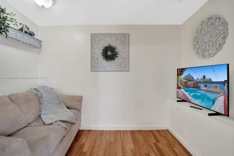 Propiedad comercial en alquiler en Hollywood, Florida, 1 dormitorio, 163.04 m2 № 1930319 - foto 2