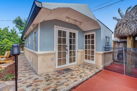 Propiedad comercial en alquiler en Hollywood, Florida, 1 dormitorio, 163.04 m2 № 1930319 - foto 1