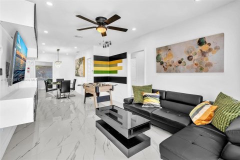 Villa ou maison à louer à Miami, Floride: 4 chambres, 122.91 m2 № 2013579 - photo 2