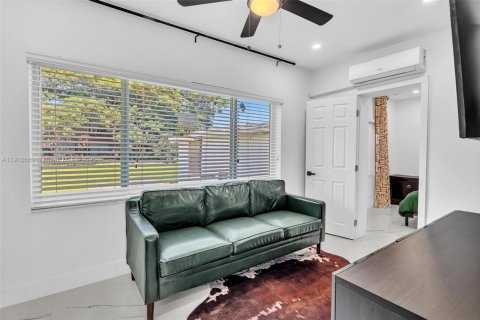 Villa ou maison à louer à Miami, Floride: 4 chambres, 122.91 m2 № 2013579 - photo 19