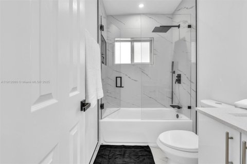 Villa ou maison à louer à Miami, Floride: 4 chambres, 122.91 m2 № 2013579 - photo 29