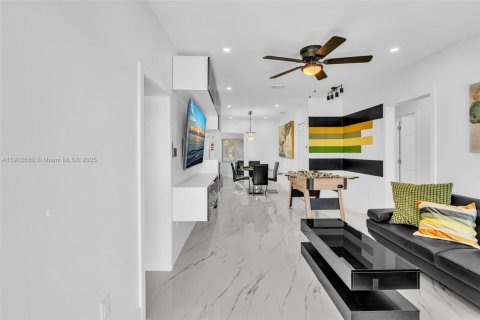 Villa ou maison à louer à Miami, Floride: 4 chambres, 122.91 m2 № 2013579 - photo 3