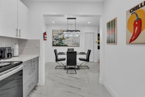 Villa ou maison à louer à Miami, Floride: 4 chambres, 122.91 m2 № 2013579 - photo 17