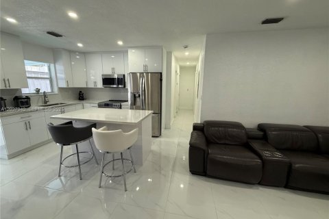 House in Miami Gardens, Florida 3 bedrooms, 114.64 sq.m. № 2087122 - photo 3