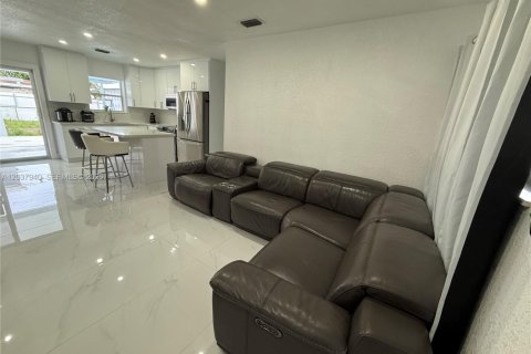 House in Miami Gardens, Florida 3 bedrooms, 114.64 sq.m. № 2087122 - photo 5