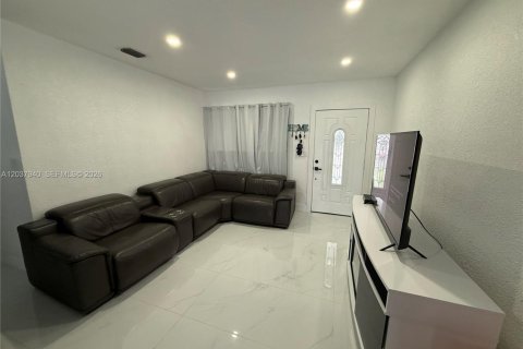 House in Miami Gardens, Florida 3 bedrooms, 114.64 sq.m. № 2087122 - photo 2