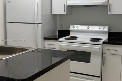 Condo in Pompano Beach, Florida, 1 bedroom  № 2055476 - photo 2