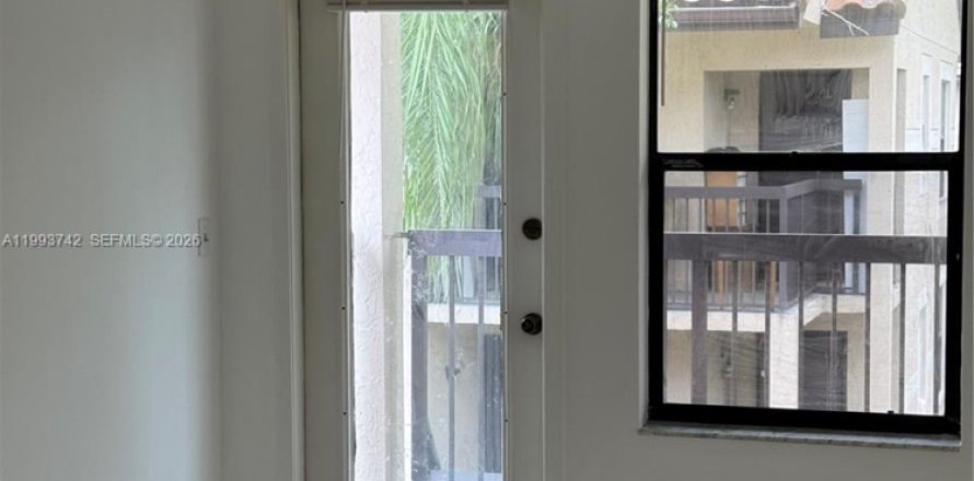 Condo in Pompano Beach, Florida, 1 bedroom  № 2055476