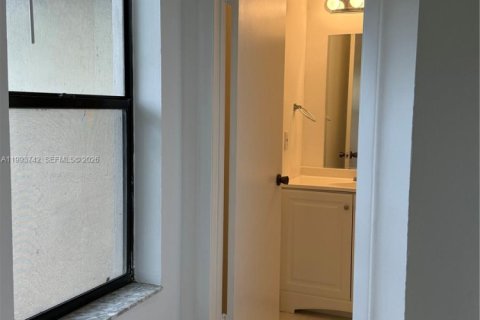 Condo in Pompano Beach, Florida, 1 bedroom  № 2055476 - photo 12