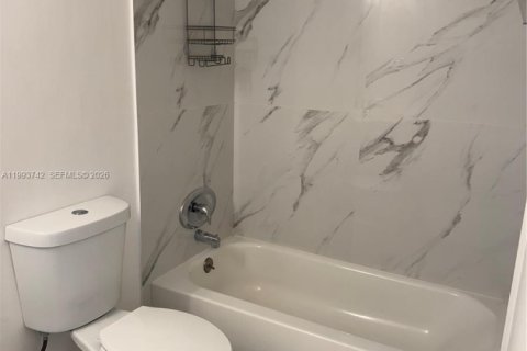 Condo in Pompano Beach, Florida, 1 bedroom  № 2055476 - photo 13