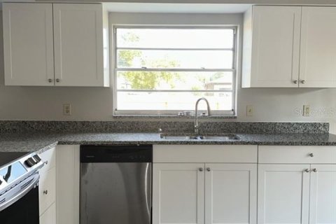 House in Lutz, Florida 4 bedrooms, 174.75 sq.m. № 2208567 - photo 3