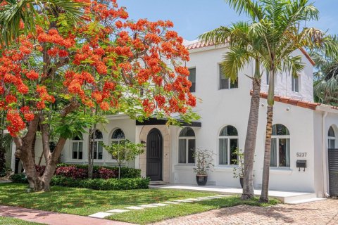 Villa ou maison à vendre à Miami Beach, Floride: 4 chambres, 264.4 m2 № 1962142 - photo 1