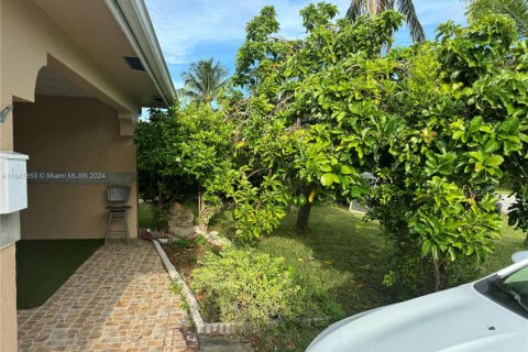 Casa en venta en Oakland Park, Florida, 3 dormitorios, 166.85 m2 № 1863032 - foto 2