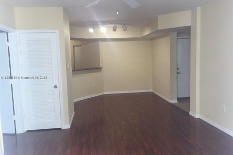 Condo in Surfside, Florida, 2 bedrooms  № 1959371 - photo 4