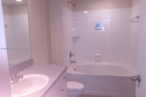 Condo in Surfside, Florida, 2 bedrooms  № 1959371 - photo 6