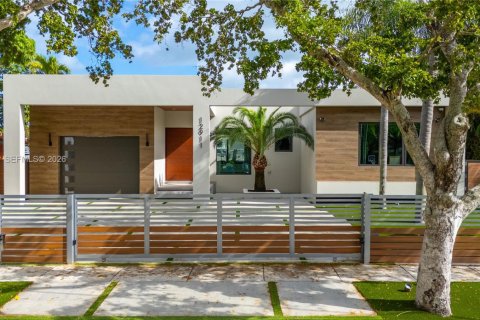 House in North Miami, Florida 3 bedrooms, 190.45 sq.m. № 2002705 - photo 3