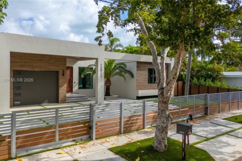 House in North Miami, Florida 3 bedrooms, 190.45 sq.m. № 2002705 - photo 6