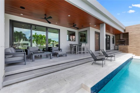 House in North Miami, Florida 3 bedrooms, 190.45 sq.m. № 2002705 - photo 14