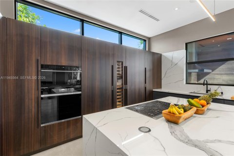 House in North Miami, Florida 3 bedrooms, 190.45 sq.m. № 2002705 - photo 23