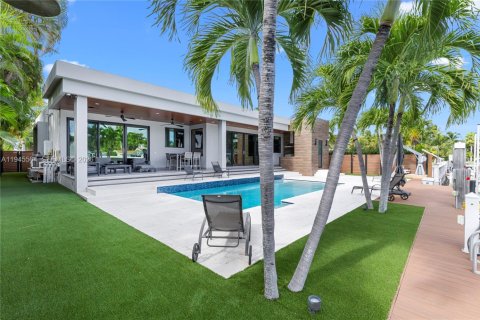 House in North Miami, Florida 3 bedrooms, 190.45 sq.m. № 2002705 - photo 12