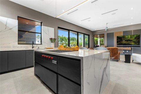 House in North Miami, Florida 3 bedrooms, 190.45 sq.m. № 2002705 - photo 24