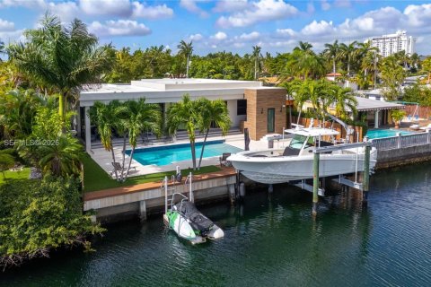 House in North Miami, Florida 3 bedrooms, 190.45 sq.m. № 2002705