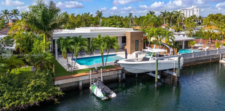 House in North Miami, Florida 3 bedrooms, 190.45 sq.m. № 2002705