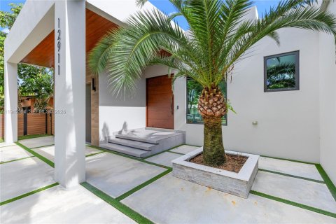 House in North Miami, Florida 3 bedrooms, 190.45 sq.m. № 2002705 - photo 8