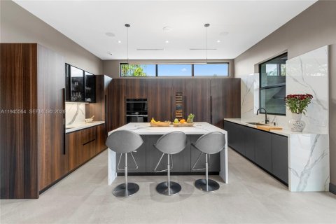 House in North Miami, Florida 3 bedrooms, 190.45 sq.m. № 2002705 - photo 20