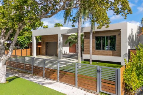 House in North Miami, Florida 3 bedrooms, 190.45 sq.m. № 2002705 - photo 5